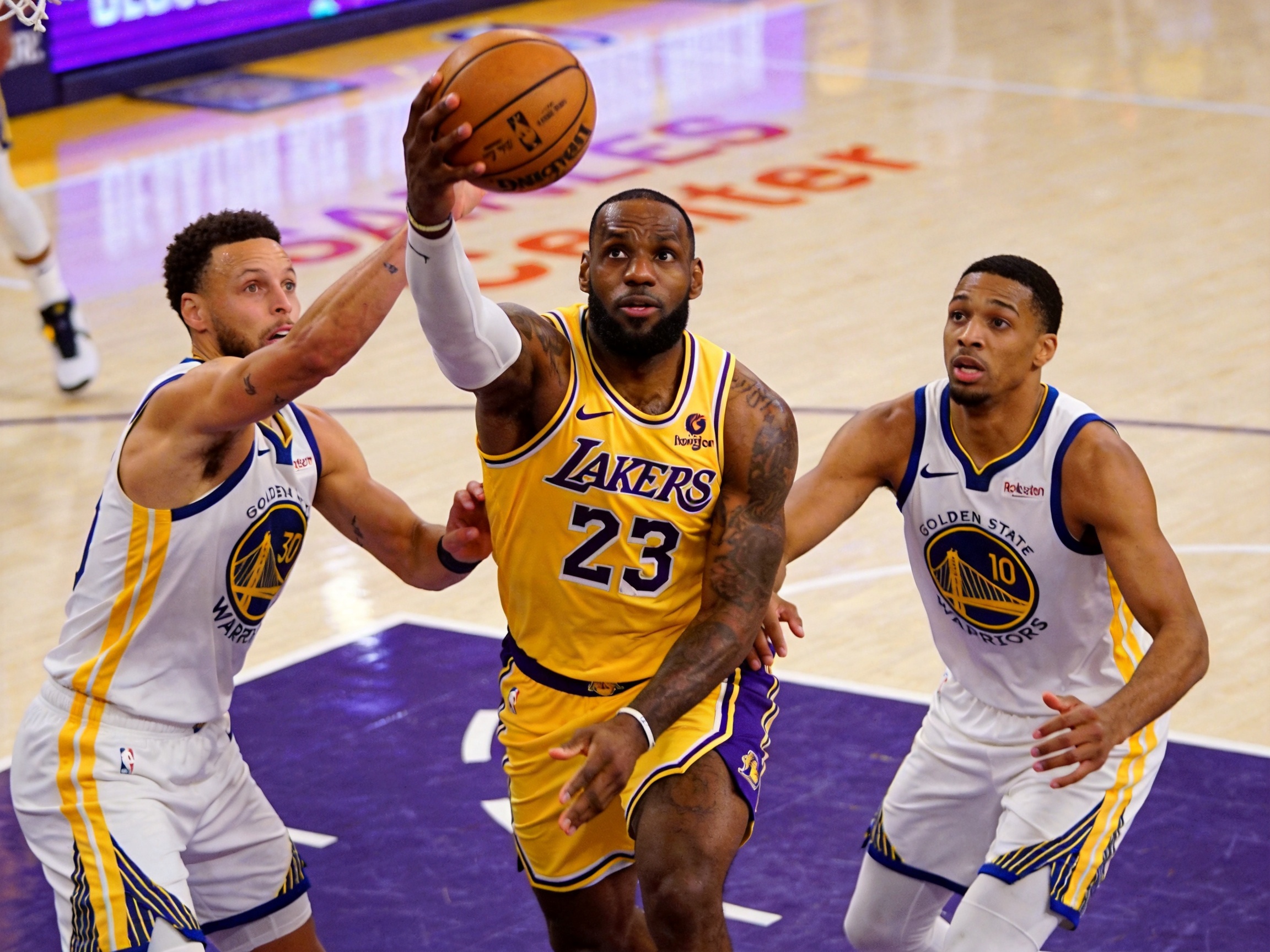 NBA篮球比赛 湖人队与勇士队激烈对抗